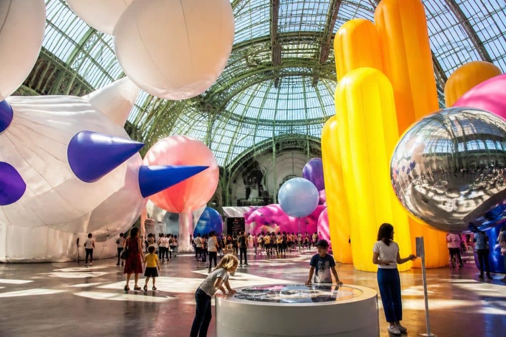 découvrez l'exposition euphoria au grand palais, une expérience unique d'art gonflable et d'installations interactives qui émerveillent et surprennent tous les visiteurs.