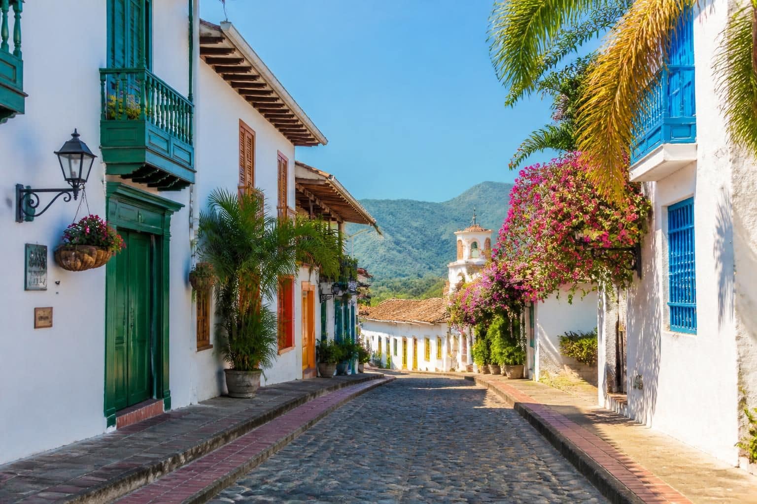 découvrez santa fe de antioquia, une charmante ville coloniale proche de medellín, idéale pour une escapade culturelle et historique au cœur de la colombie.